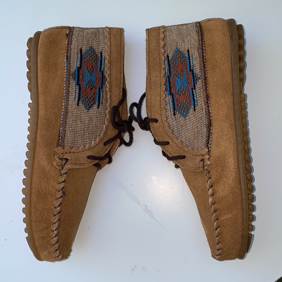 AUTH NIB Minnetonka El Paso Ankle Boots Taupe - Picture 6 of 13